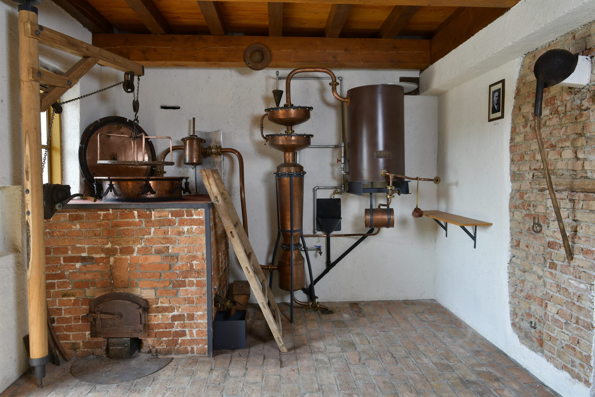Stara žganjekuha z zidanim kotlom na domačiji Koglot